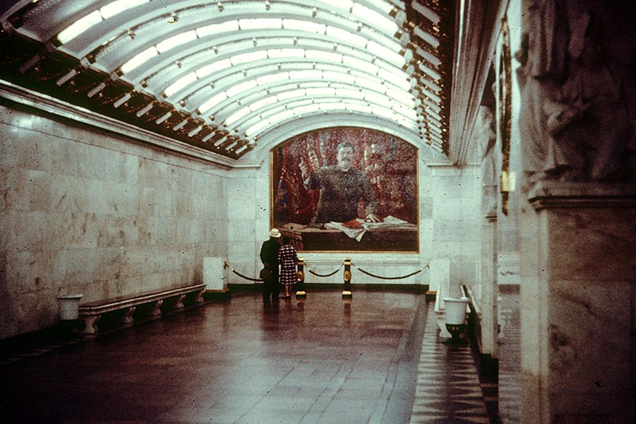 Panel incrustado con la imagen de Stalin en la estación Nárvskaia del metro de San Petersburgo.