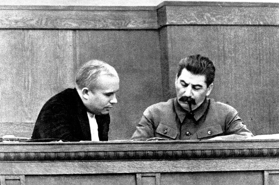 Nikita Khrouchtchev et Joseph Staline en 1936.
