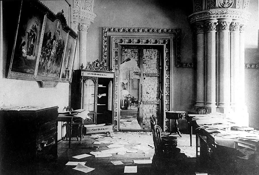 Готическата зала в Зимния дворец след превземането му от армиите на Военния революционен комитет - 26 октомври 1917 г., Петроград, Русия.