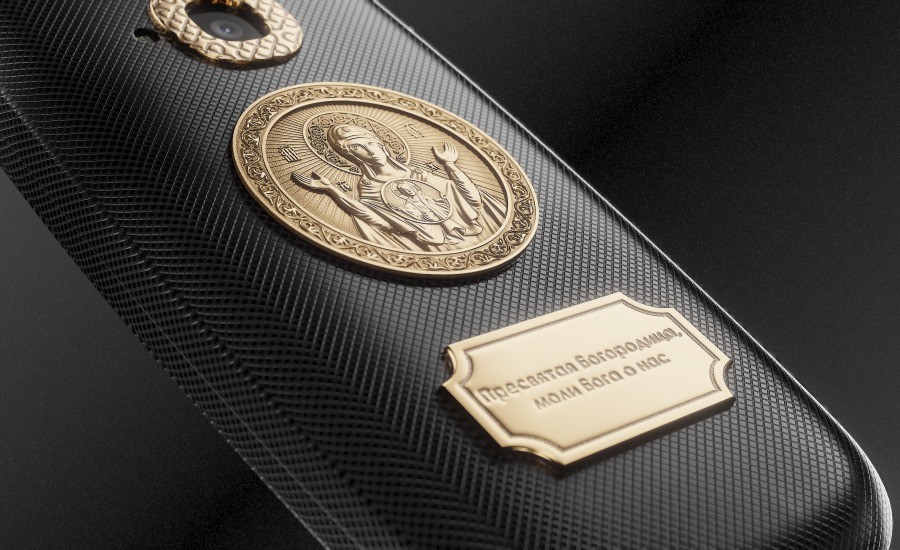 Моделът с Богородица представлява смартфон от черен титаний с гравиран надпис върху позлатената икона: 