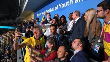 Путин му дозволи на студент да го штипне за да се увери дека е реален