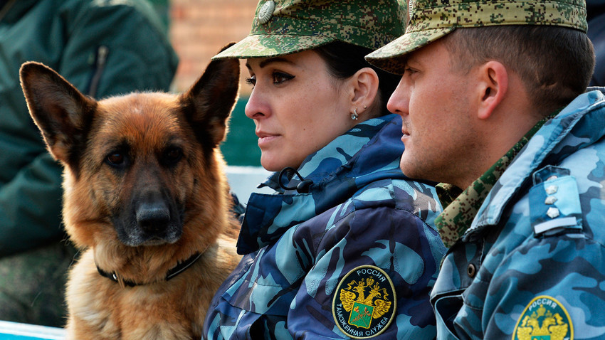 Руски цариници со куче