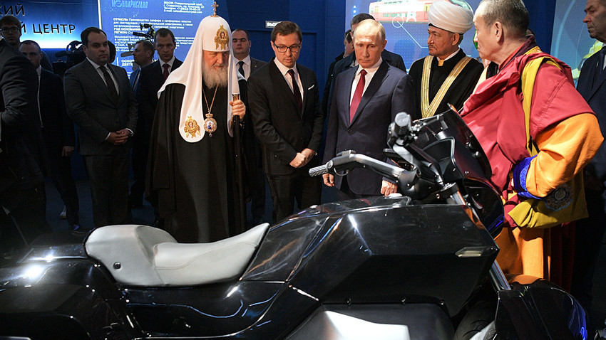 Vladimir Poutine durant sa visite du salon multimédia La Russie Centrée sur l'Avenir au sein de la Salle Centrale d'Expositions Manège, à Moscou.