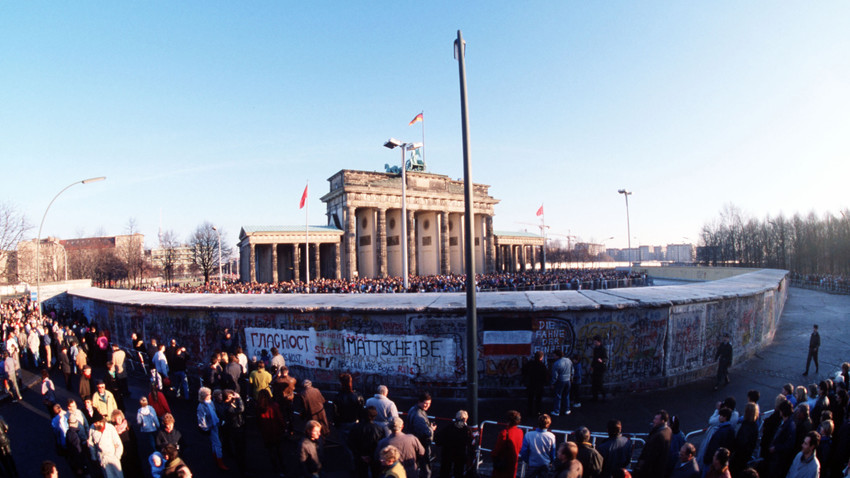 Bis zum 22. Dezember müssen die Bürger der DDR und der Bundesrepublik noch auf die entgültige Öffnung der Mauer vor dem Brandenburger Tor warten.