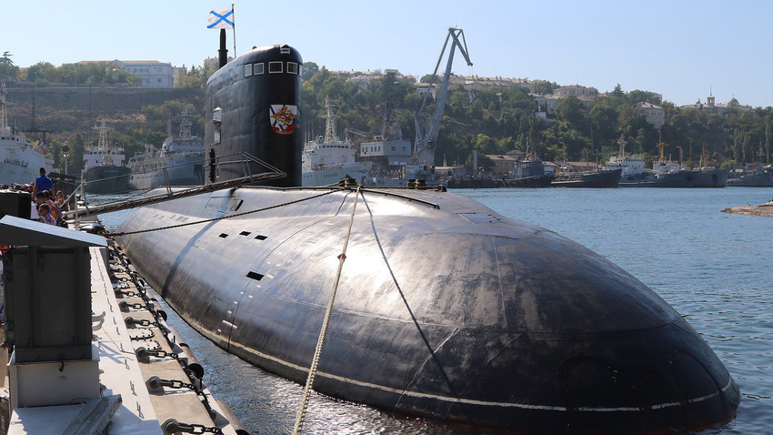 Dizelsko-električna podmornica Varšavjanka 636.3 ob vračanju z misije v Sredozemskem morju, Krasnodar
