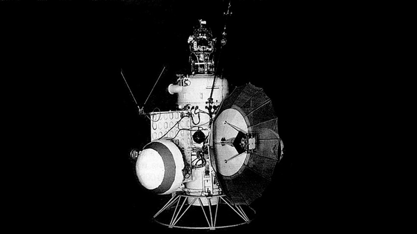 Em fevereiro de 1966, a Venera 2 se aproximou de Vênus a uma distância de 24 mil quilômetros e então entrou em órbita geocêntrica.