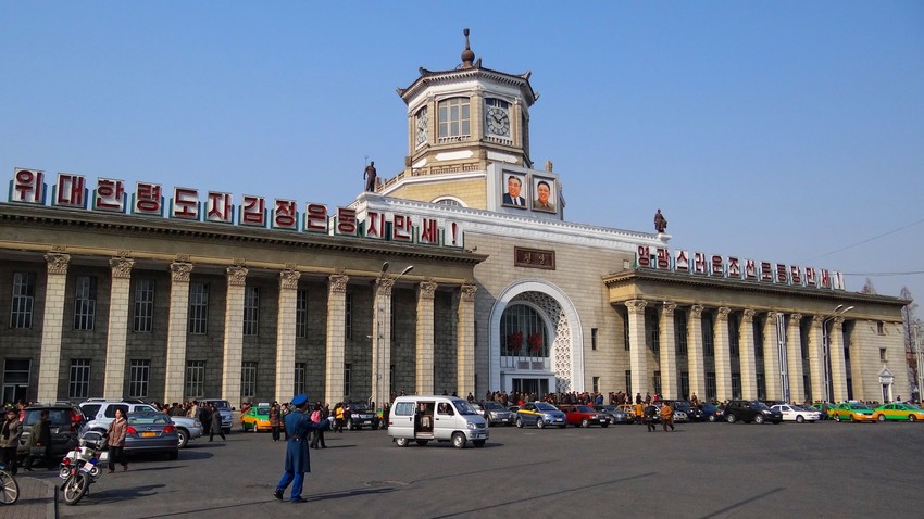 Pročelje glavne železniške postaje v Pjongjangu (DLR Koreja).