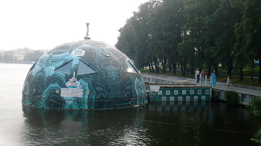 Жителите на Екатеринбург не знаат што оваа топка треба да претставува и зошто од година на година ја менува својата местоположба. 