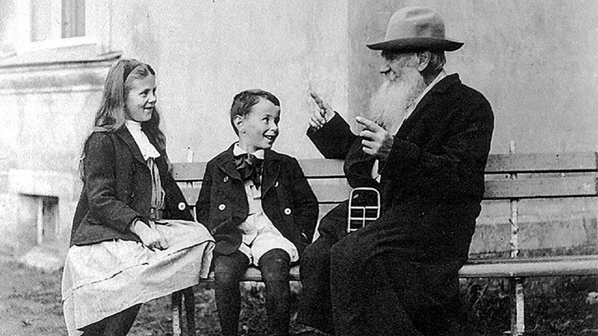 Толстой говори на внуците си