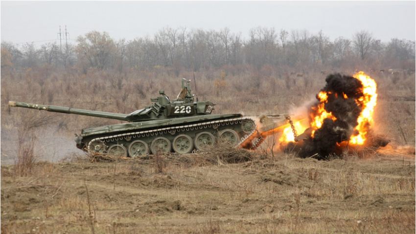 Tank T-72B med operacijo razminiranja v Ačhoj-Martanovskem rajonu v Čečenski republiki.