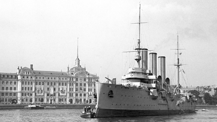 Крайцерът "Аврора" се смята за най-важния символ на Революцията от 1917 година. 