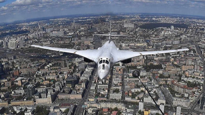 Ту-160 над Москва.
