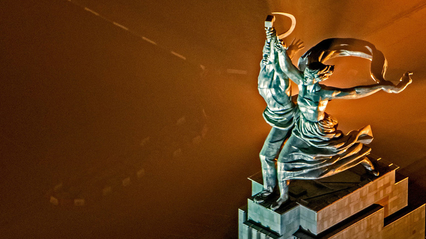 Паметникът "Работник и колхозничка" е издигнат като символ на вечния съюз на работническата класа и селяните в СССР.