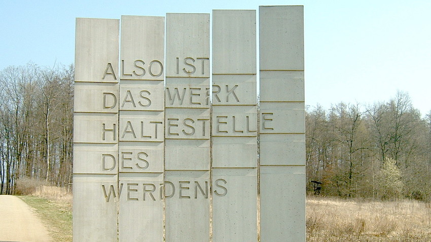 El-Lissitzky-Allee, Stelen von Gerhard Schweizer (2005) in Schwalbach am Taunus
