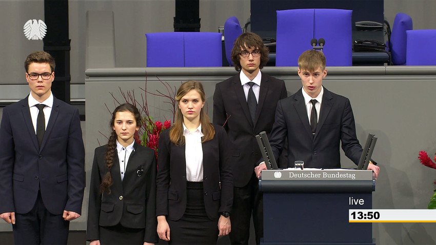 (from left to right) Raphael Weiss, Irina Kokorina, Valeriya Ageyeva, Jonas Vaupel, Nikolay Desyatnichenko at Bundestag.