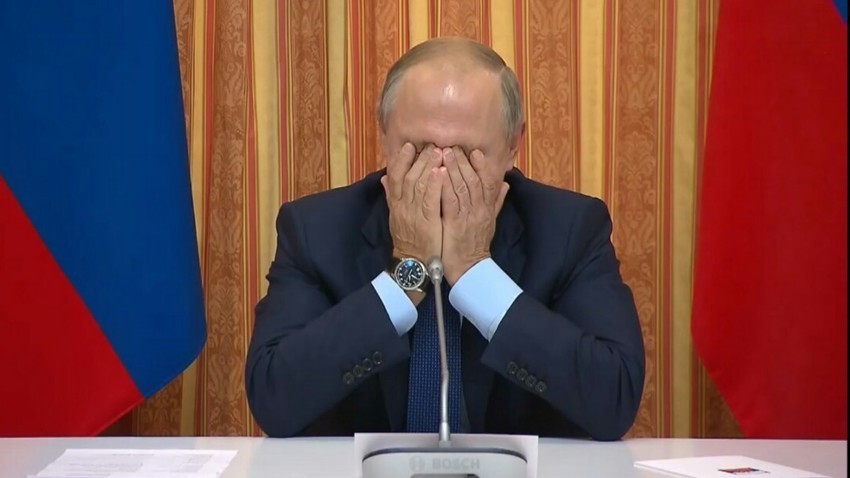 Presiden Putin spontan tertawa sambil berusaha menutup wajahnya ketika mendengar pernyataan menterinya.