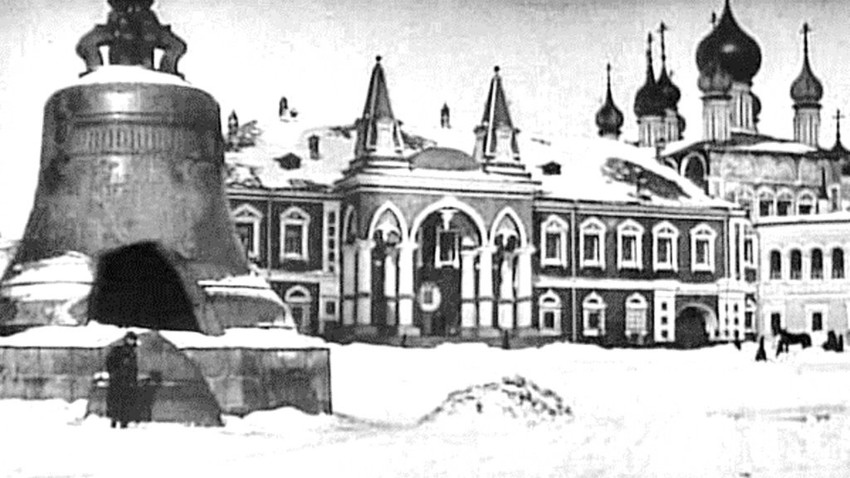 Frühjahr auf dem Iwanow-Platz im Moskauer Kreml - mit der Zarenglocke, Filmstandbild von April 1909
