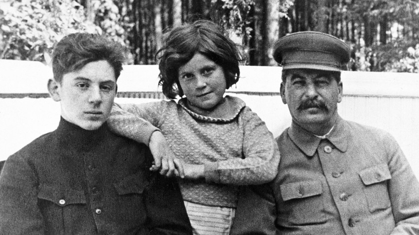Йосиф Сталин със сина си Василий и дъщеря си Светлана в една от дачите на съветския лидер, юни 1935 г. И двете деца са от втората съпруга на Сталин - Надежда Алилуева.