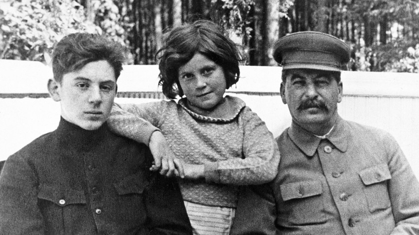 Sovjetski vođa Josif Staljin (1878-1953) sa sinom Vasilijem (1921-1962) i kćeri Svjetlanom (1926-2011) u jednoj Staljinovoj vili.