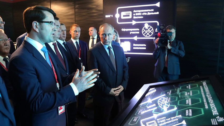 「先行発展領域（TOR）」に関する展示会を訪問するウラジーミル・プーチン大統領。ウラジオストク、2017年9月5日