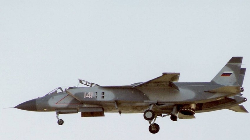 Ловец со вертикално полетување Јак-141 снимен како лебди во воздух на изложбата на авиони во Фарнборо 1992 година.