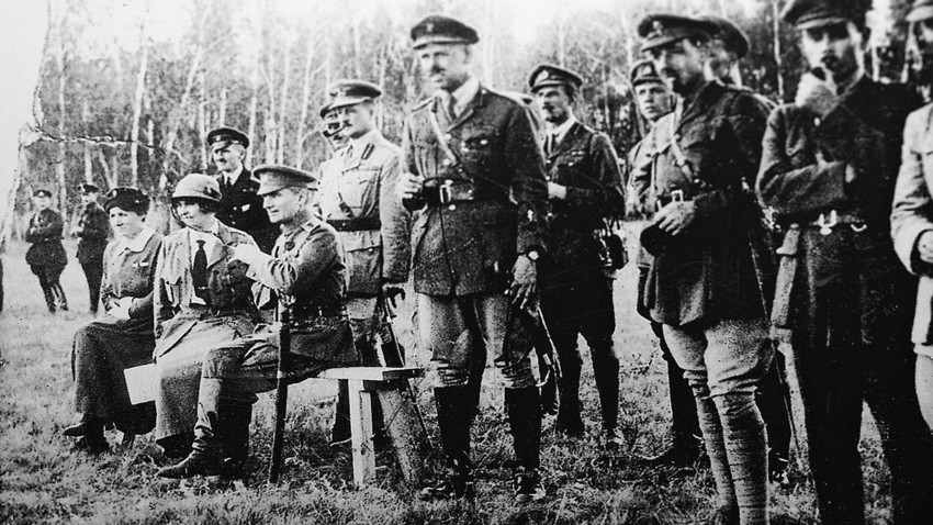 Admiral Aleksandar Kolčak (sjedi) s britanskim časnicima na Istočnom bojištu, Rusija, 1918.