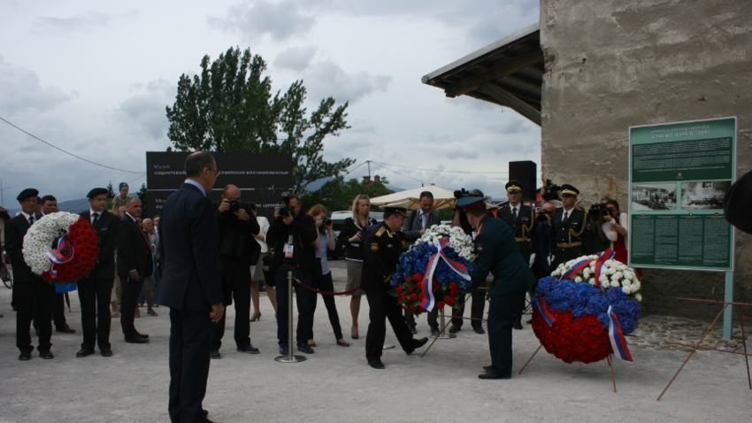 Fotografija s slovesne otvoritve bodočega spominskega centra julija 2014, ki jo je obiskal tudi ruski zunanji minister Sergej Lavrov. 