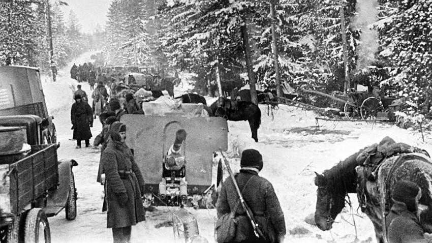 Unidad de artillería soviética dirigiéndose hacia el frente en el istmo de Carelia, marzo de 1940. 
