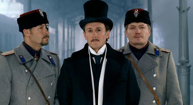 Oleg Menchikov (no centro) como Erast Fandonrin na adaptação russa de “O conselheiro de Estado”. 