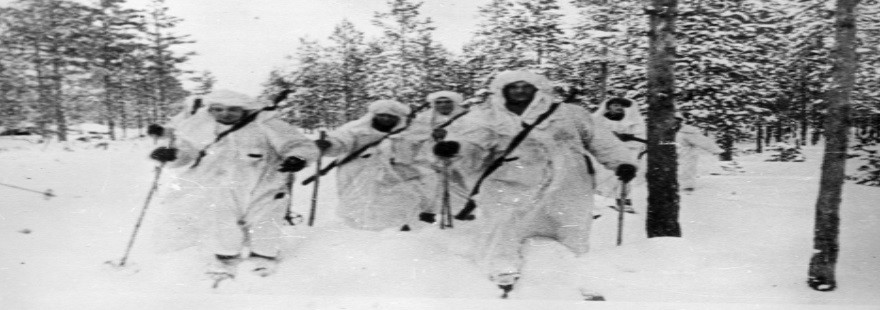 Vojno je zaznamovala zima. Marš borcev smučarskega bataljona finske vojske.