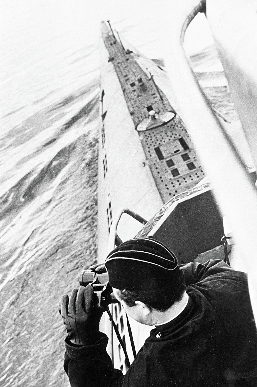Comandante de un submarino otea el horizonte, 1968.