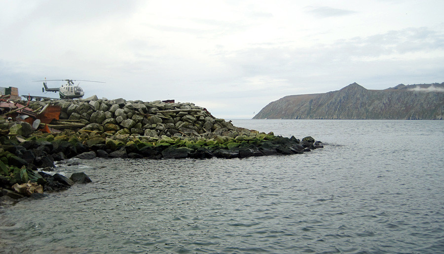 Десно (во заден план) островот Велики Диомед. Лево (во преден план) островот Мали Диомед на Алјаска.