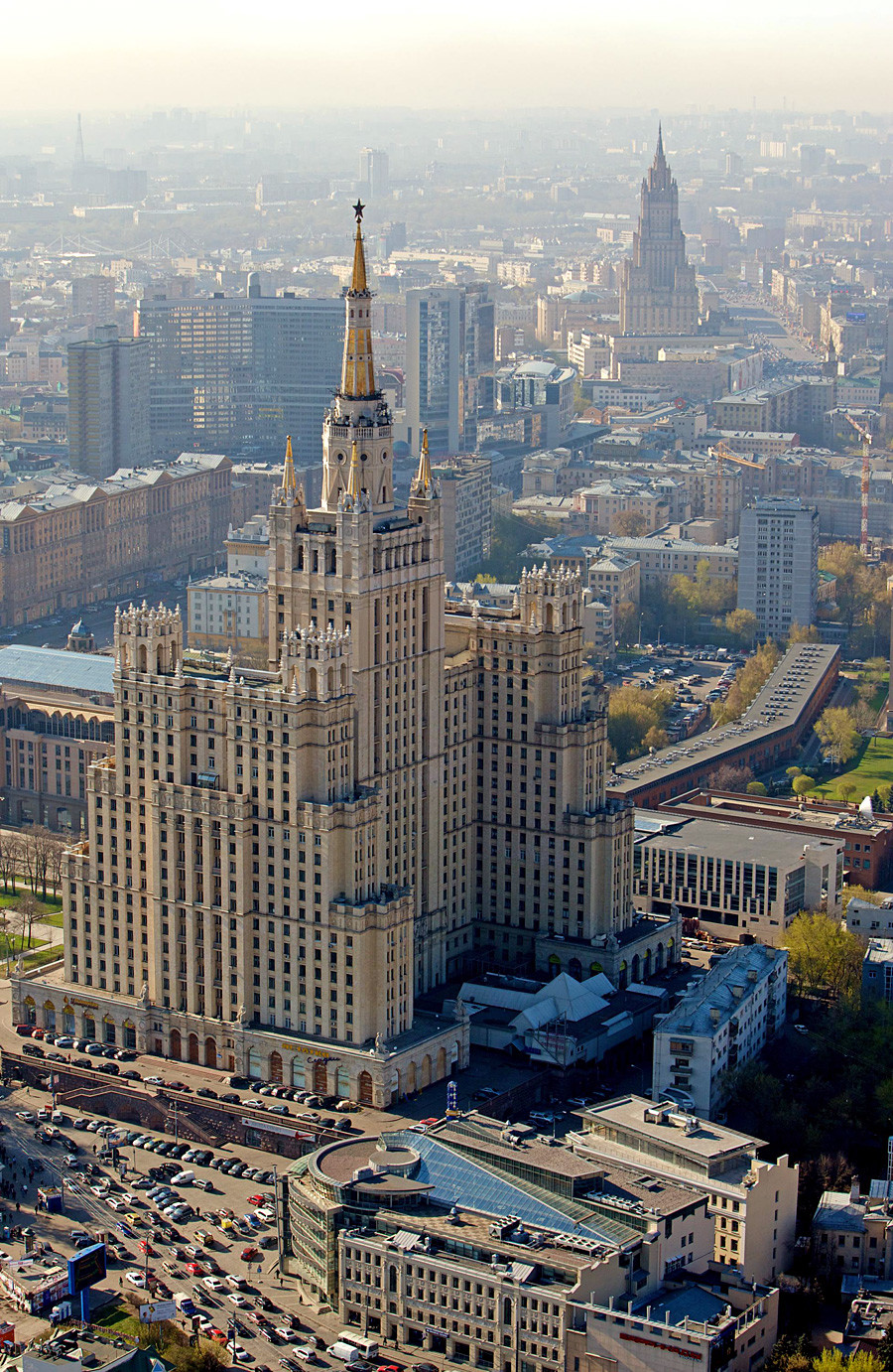 Edificio residencial en la plaza Kúdrinskaia, Moscú.