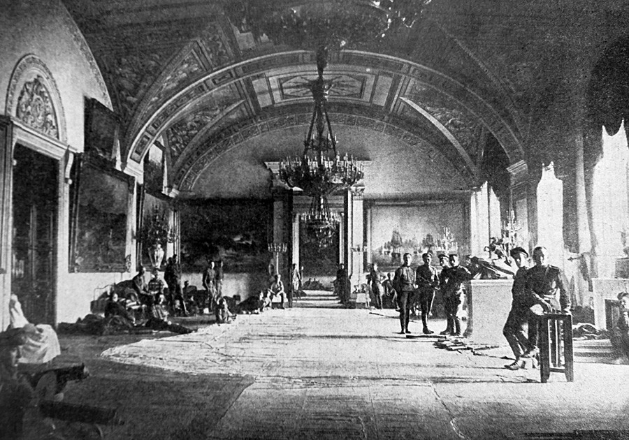 Partidarios del Gobierno Provisional en el Palacio de Invierno.