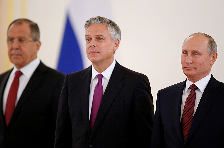 Zunanji minister Lavrov (levo), Jon Huntsman ml. (v sredini) in predsednik Vladimir Putin med slovesnostjo v Kremlju 3. oktobra 2017.