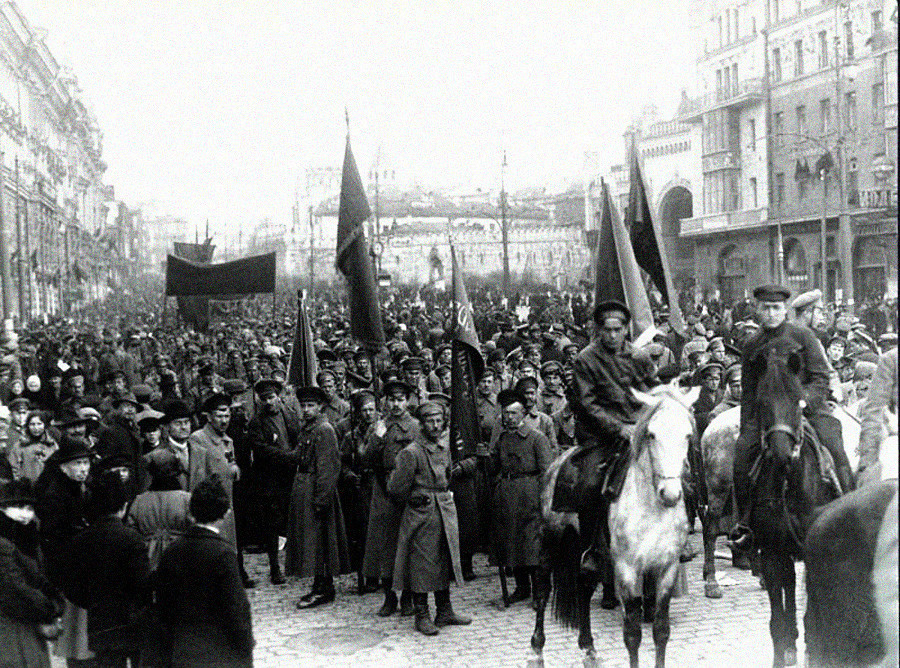 Desfile durante primeiro aniversário da Revolução