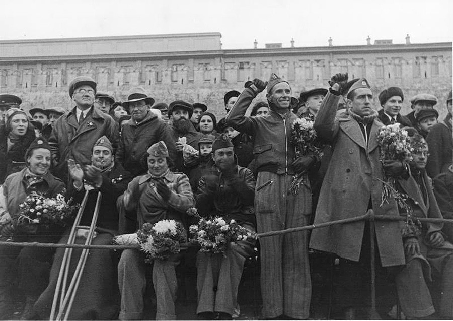Combatentes republicanos espanhóis recebidos em Moscou em 1937