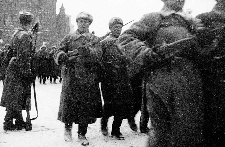 Tropas soviéticas marchando na Praça Vermelha em 1941 antes de seguir para batalha