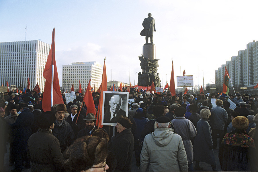 Marcha na Praça Oktyabrskaya, no centro de Moscou, em 1992