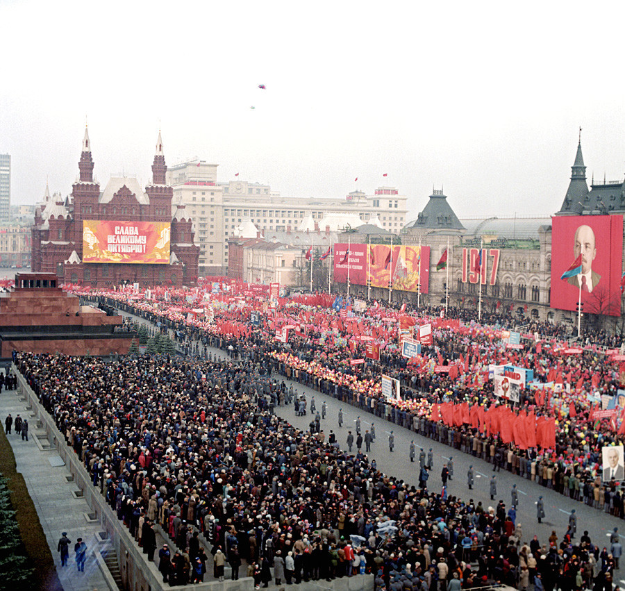Praça Vermelha tomada por celebração em 1986
