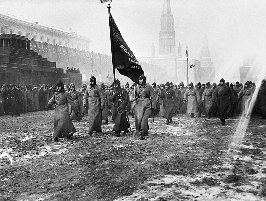 Desfile militar en la Plaza Roja durante la celebración del aniversario de la Revolución de Octubre.