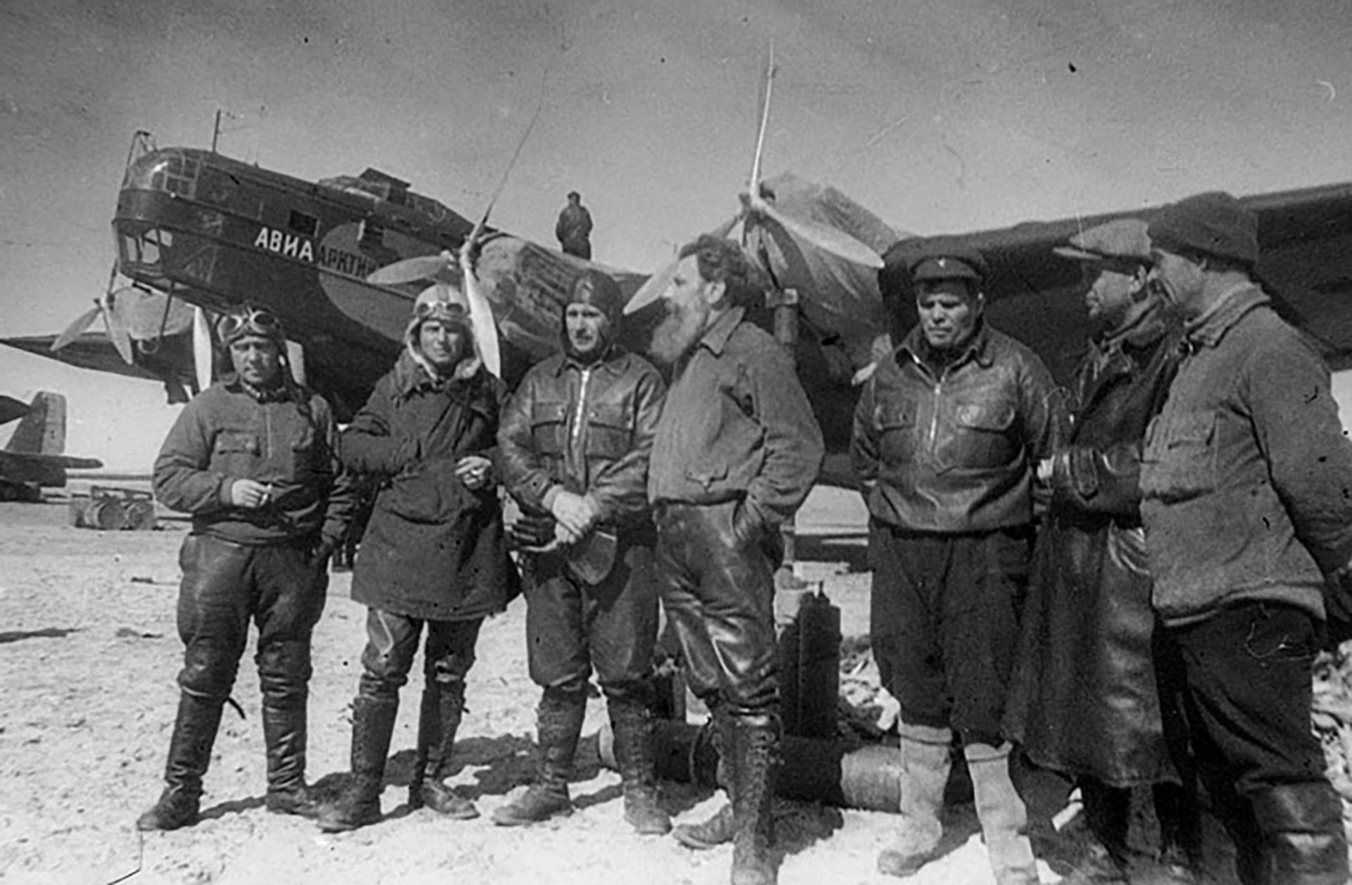 「北極点-1」探索の参加者、ロシア連邦英雄：I・スピーリン、M・シェヴェリョフ、 M・バーブシキン、O. シュミット, M・ヴォドプヤーノフ、A・アレクセエフ、V・モロコフ。