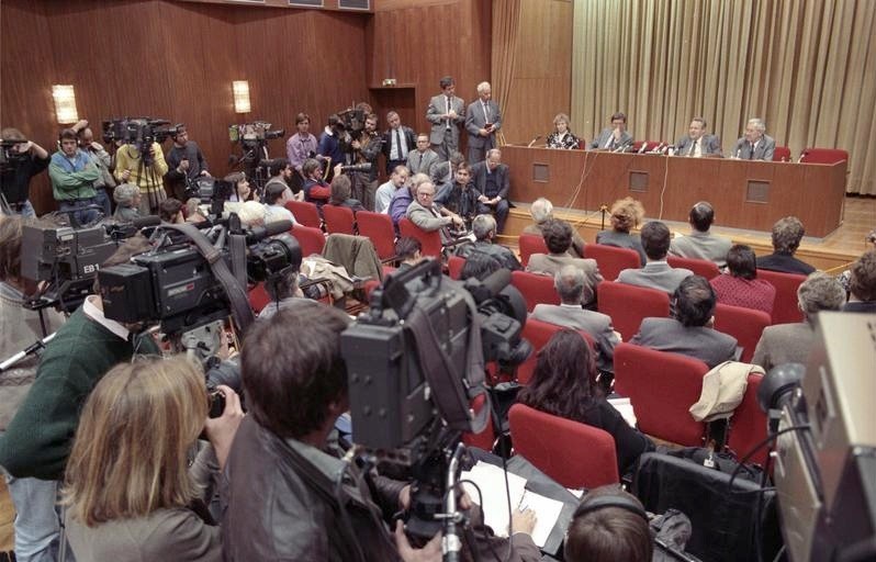 Auf einer Pressekonferenz am 9.11.1989 verkündet Günter Schabowski, verfrüht, die Reisefreiheit. Die Bekanntmachung löst einen Ansturm auf die Berliner Grenzposten aus.