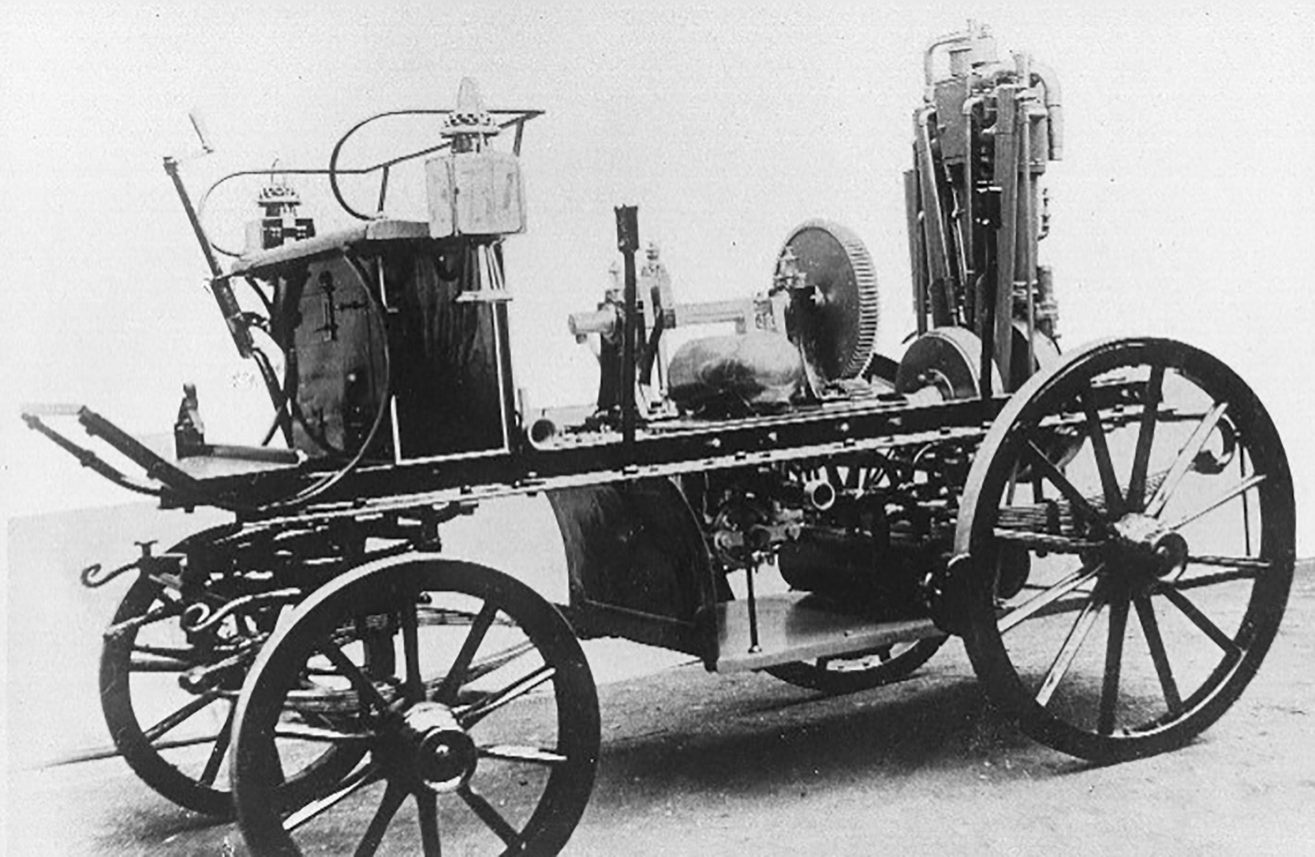 Первые пожарные машины. Автомобиль Daimler 1888 год. 1841 Опробована первая паровая пожарная машина. Автомобиль Даймлер 1890. Завод Даймлер 1908.