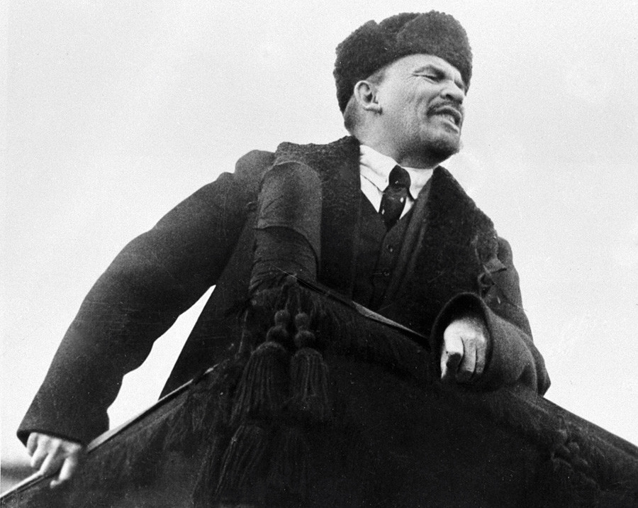 Владимир Ленин говори на Червения площад.