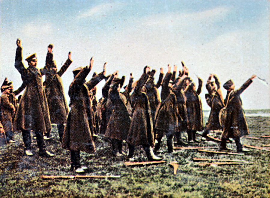 Kapitulacija ruskih vojakov v prvi svetovni vojni. Sodobna barvna nemška propagandna fotografija.