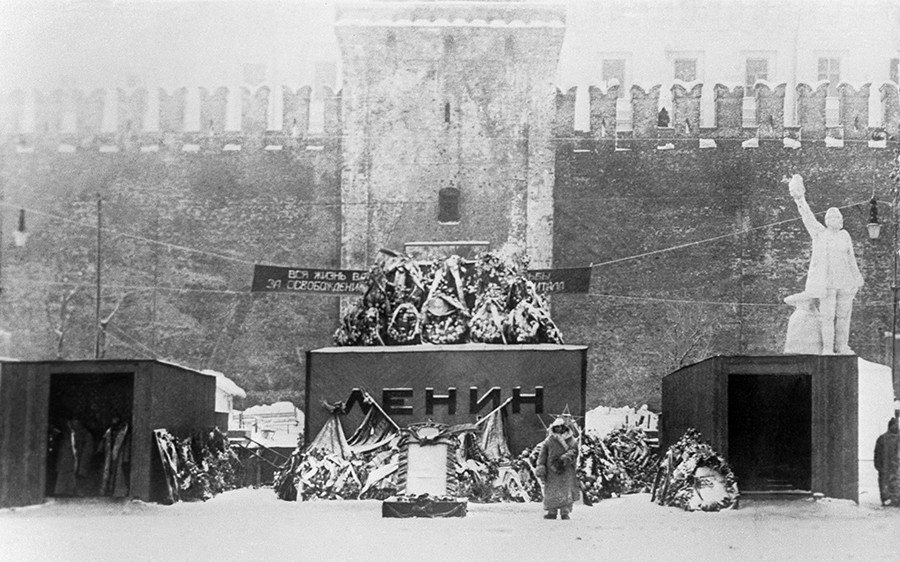 Lenjinov mauzolej na Crvenom trgu, 1924.