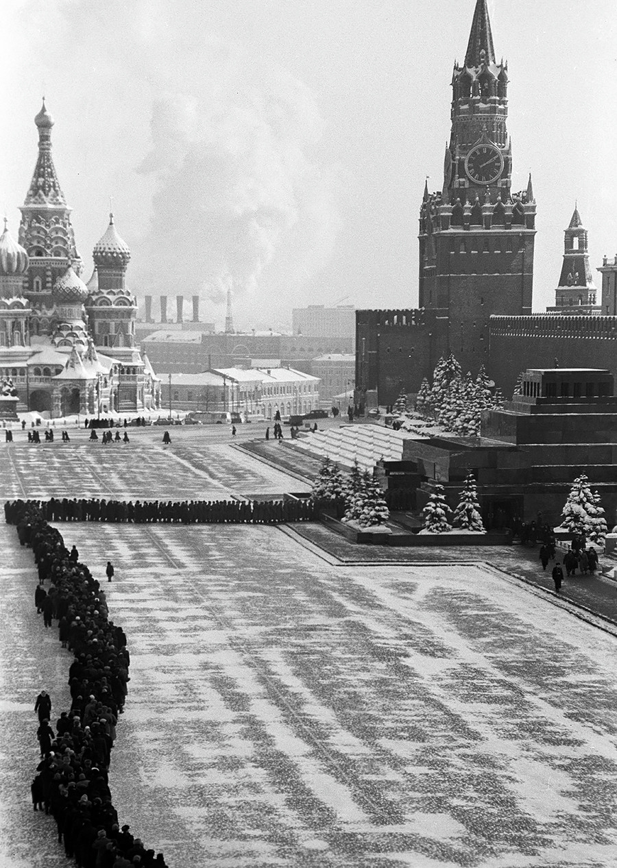 Red za Lenjinov mauzolej na Crvenom trgu u Moskvi, 1960.