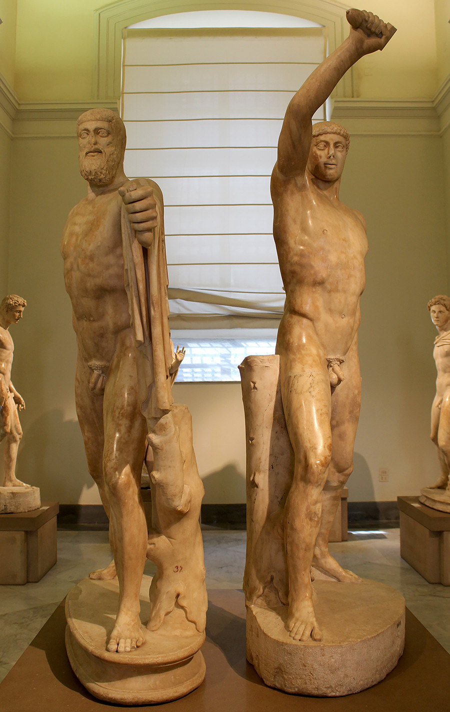 労働者とコルホーズの女性像の建築家は、古代ギリシャのハルモディオスとアリストゲイトンの彫刻のペアからインスピレーションを受けた。