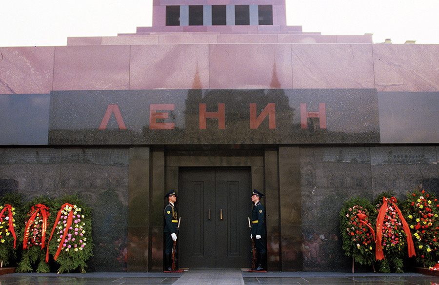 Guardas na entrada de mausoléu